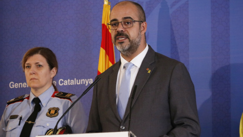 Pla mitjà del conseller d'Interior, Miquel Buch, oferint una roda de premsa el 13 de març de 2020. Gerard Artigas | ACN Pla mitjà del conseller d'Interior, Miquel Buch, oferint una roda de premsa el 13 de març de 2020. Gerard Artigas | ACN