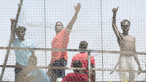 Varios migrantes detrás de una valla en la Ciudad del Fútbol del Altos del Real a 18 de mayo de 2021, en Melilla (España).-Ángela Ríos / Europa Press Varios migrantes detrás de una valla en la Ciudad del Fútbol del Altos del Real a 18 de mayo de 2021, en Melilla (España).-Ángela Ríos / Europa Press