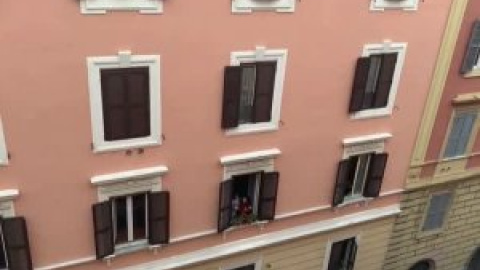 Los italianos salen a los balcones a aplaudir a los médicos que luchan contra el coronavirus