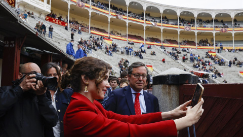 La presidenta de la Comunidad de Madrid, Isabel Díaz Ayuso (c), se fotografía momentos antes del inicio de la tradicional corrida Goyesca del 2 de mayo, con toros de la ganadería de El Cortijillo, este lunes en la plaza de toros de Las Ventas, en Madr La presidenta de la Comunidad de Madrid, Isabel Díaz Ayuso (c), se fotografía momentos antes del inicio de la tradicional corrida Goyesca del 2 de mayo, con toros de la ganadería de El Cortijillo, este lunes en la plaza de toros de Las Ventas, en Madr