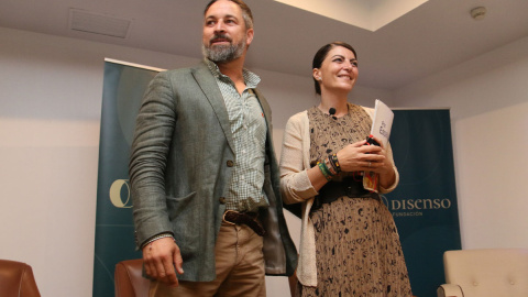 El presidente de Vox, Santiago Abascal, y la candidata a la Presidencia de la Junta, Macarena Olona, participan en la jornada 'Mitos y realidades sobre la inmigración en España' organizada por la Fundación Disenso a 16 de mayo del 2022 en Almería (An El presidente de Vox, Santiago Abascal, y la candidata a la Presidencia de la Junta, Macarena Olona, participan en la jornada 'Mitos y realidades sobre la inmigración en España' organizada por la Fundación Disenso a 16 de mayo del 2022 en Almería (An