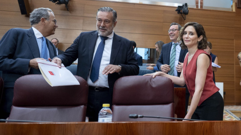 El consejero de Educación y portavoz del Gobierno regional, Enrique Ossorio, el de Presidencia, Justicia e Interior, Enrique López, y la presidenta de la Comunidad de Madrid, Isabel Díaz Ayuso, en un pleno de la Asamblea. E.P./Alberto Ortega El consejero de Educación y portavoz del Gobierno regional, Enrique Ossorio, el de Presidencia, Justicia e Interior, Enrique López, y la presidenta de la Comunidad de Madrid, Isabel Díaz Ayuso, en un pleno de la Asamblea. E.P./Alberto Ortega