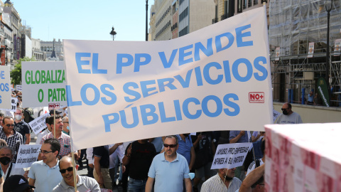 Varias personas sujetan una pancarta en la que se lee: 'El PP vende los servicios públicos' durante una marcha contra la reforma de la Ley de Transportes, a 1 de junio de 2022, en Madrid (España).- EUROPA PRESS Varias personas sujetan una pancarta en la que se lee: 'El PP vende los servicios públicos' durante una marcha contra la reforma de la Ley de Transportes, a 1 de junio de 2022, en Madrid (España).- EUROPA PRESS