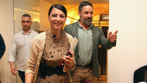 El presidente de Vox, Santiago Abascal, y la candidata a la Presidencia de la Junta, Macarena Olona, participan en la jornada 'Mitos y realidades sobre la inmigración en España' organizada por la Fundación Disenso a 16 de mayo del 2022 en Almería (An El presidente de Vox, Santiago Abascal, y la candidata a la Presidencia de la Junta, Macarena Olona, participan en la jornada 'Mitos y realidades sobre la inmigración en España' organizada por la Fundación Disenso a 16 de mayo del 2022 en Almería (An