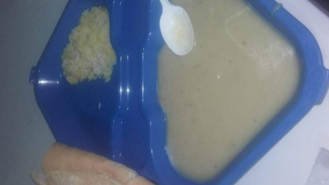 Una ración servida a los migrantes en el campamento de Las Raíces, en Tenerife. — Asamblea de apoyo a migrantes en Tenerife Una ración servida a los migrantes en el campamento de Las Raíces, en Tenerife. — Asamblea de apoyo a migrantes en Tenerife