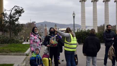 Varios refugiados, hablan con una traductora, en la entrada del palacio de Victoria Eugenia, el palacio 7 de Fira de Barcelona, convertido en un centro de recepción y atención de refugiados de Ucrania, a 18 de marzo de 2022, en Barcelona, Cataluña (Es Varios refugiados, hablan con una traductora, en la entrada del palacio de Victoria Eugenia, el palacio 7 de Fira de Barcelona, convertido en un centro de recepción y atención de refugiados de Ucrania, a 18 de marzo de 2022, en Barcelona, Cataluña (Es