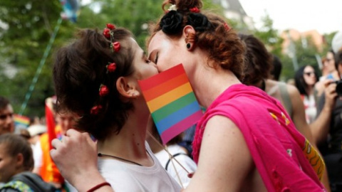 Dos participantes se besan durante una marcha anual de celebración del Orgullo en Budapest.- REUTERS Dos participantes se besan durante una marcha anual de celebración del Orgullo en Budapest.- REUTERS