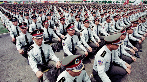 Los soldados del Ejército Popular de Liberación (EPL) de la guarnición de Hong Kong se sientan firmes mientras escuchan los discursos durante una ceremonia de despedida a la que asistió el vicepresidente de la Comisión Militar Central, Liu Huaqing, Los soldados del Ejército Popular de Liberación (EPL) de la guarnición de Hong Kong se sientan firmes mientras escuchan los discursos durante una ceremonia de despedida a la que asistió el vicepresidente de la Comisión Militar Central, Liu Huaqing,