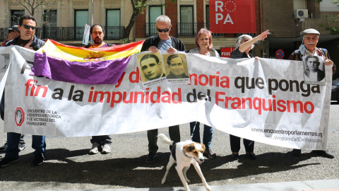 Varias personas con fotografías de sus familiares y una bandera de la República en una concentración por las víctimas de la dictadura franquista, a 8 de mayo de 2022, en Madrid (España).- EUROPA PRESS Varias personas con fotografías de sus familiares y una bandera de la República en una concentración por las víctimas de la dictadura franquista, a 8 de mayo de 2022, en Madrid (España).- EUROPA PRESS