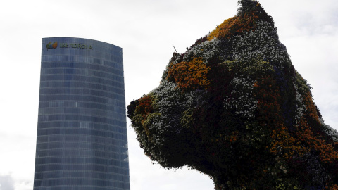 Torre Iberdrola, la sede social de la compañía eléctrica en Bilbao, vista desde el Museo Guggenheim. EFE/Luis Tejido Torre Iberdrola, la sede social de la compañía eléctrica en Bilbao, vista desde el Museo Guggenheim. EFE/Luis Tejido