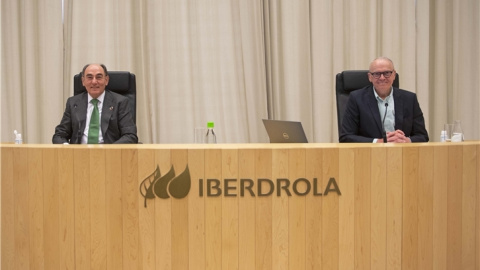 El presidente de Iberdrola Ignacio Galán, junto al secretario de la compañía eléctrica Julián Martínez-Simancas, durante la junta de accionistas, celebrada por vía telemática. EFE El presidente de Iberdrola Ignacio Galán, junto al secretario de la compañía eléctrica Julián Martínez-Simancas, durante la junta de accionistas, celebrada por vía telemática. EFE