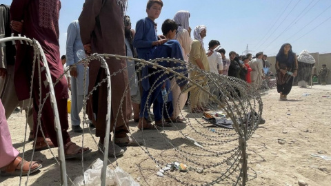 La población afgana aguarda fuera del aeropuerto de Kabul. – REUTERS/STRINGER La población afgana aguarda fuera del aeropuerto de Kabul. – REUTERS/STRINGER