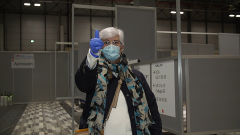 Sanitarios despiden entre aplausos a mujer dada de alta en Ifema Sanitarios despiden entre aplausos a mujer dada de alta en Ifema