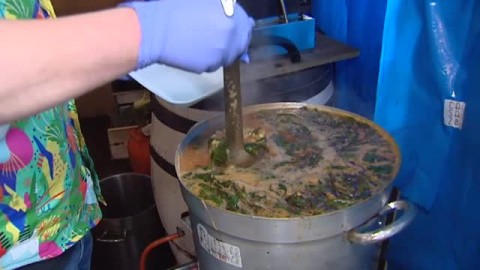 Vecinos cocinan y reparten comida a gente necesitada en Malasaña, en Madrid Vecinos cocinan y reparten comida a gente necesitada en Malasaña, en Madrid