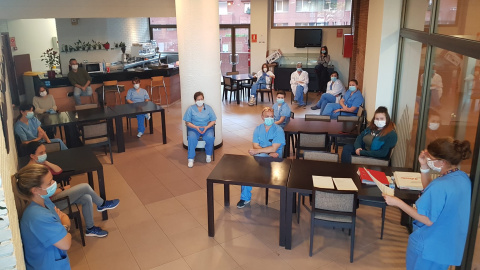 Els sanitaris fan una reunió al menjador de l'Hotel Hesperia de Sant Joan Despí durant la crisi del Coronavirus. Els sanitaris fan una reunió al menjador de l'Hotel Hesperia de Sant Joan Despí durant la crisi del Coronavirus.