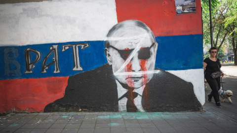 Un peatón pasa frente a un mural parcialmente destrozado que representa al presidente ruso Vladimir Putin en Belgrado el 2 de junio de 2022.- AFP Un peatón pasa frente a un mural parcialmente destrozado que representa al presidente ruso Vladimir Putin en Belgrado el 2 de junio de 2022.- AFP