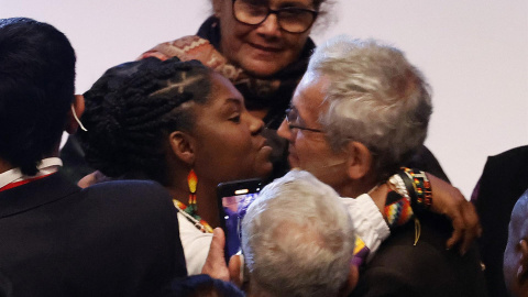 La vicepresidente electa Francia Márquez (izq.) saluda al presidente de la Comisión de la Verdad, el sacerdote Francisco De Roux, en la presentación del informe final de la Comisión de la Verdad, hoy en Bogotá (Colombia).- EFE La vicepresidente electa Francia Márquez (izq.) saluda al presidente de la Comisión de la Verdad, el sacerdote Francisco De Roux, en la presentación del informe final de la Comisión de la Verdad, hoy en Bogotá (Colombia).- EFE