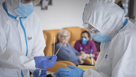 personal-sanitario-del-institut-catala-salut-ics-realiza-tests-pcr-para-detectar-presencia-covid-19-personas-mayores-ingresadas-residencia-eixample-prat-llobregat-pasado-abril-1588012817890
