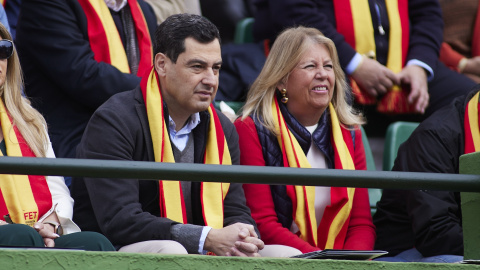 El presidente de la Junta, Juanma Moreno, junto a la alcaldesa de Marbella, María Ángeles Muñoz, durante el homenaje a Manolo Santana.- EUROPA PRESS El presidente de la Junta, Juanma Moreno, junto a la alcaldesa de Marbella, María Ángeles Muñoz, durante el homenaje a Manolo Santana.- EUROPA PRESS