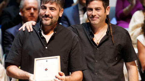 Los integrantes del dúo musical "Estopa", los hermanos David y José Manuel Muñoz, tras recibir la "Creu de Sant Jordi" durante el acto que se celebra hoy lunes en el Teatro Monumental de Mataró. EFE / Enric Fontcuberta. Los integrantes del dúo musical "Estopa", los hermanos David y José Manuel Muñoz, tras recibir la "Creu de Sant Jordi" durante el acto que se celebra hoy lunes en el Teatro Monumental de Mataró. EFE / Enric Fontcuberta.