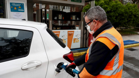 MADRID, 07/04/2020.- Un empleado de una gasolinera de Madridlena el depósito de un vehículo este martes, vigésima cuarta jornada desde que se decretase el estado de alarma para frenar la epidemia del coronavirus. EFE/Marisca MADRID, 07/04/2020.- Un empleado de una gasolinera de Madridlena el depósito de un vehículo este martes, vigésima cuarta jornada desde que se decretase el estado de alarma para frenar la epidemia del coronavirus. EFE/Marisca