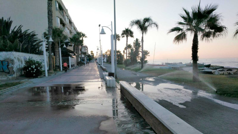 Durante años, municipios malagueños como Rincón de la Victoria han despilfarrado el agua sin incorporar riego automático, dejando abiertos sus aspersores. – D.B. Durante años, municipios malagueños como Rincón de la Victoria han despilfarrado el agua sin incorporar riego automático, dejando abiertos sus aspersores. – D.B.