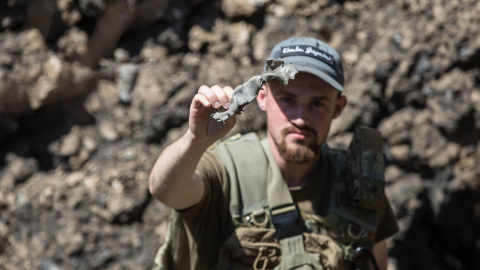 Un soldado muestra el pedazo de un misil ruso que impactó en la localidad de Shevchenko, Ucrania, el 6 de junio de 2022.- EFE Un soldado muestra el pedazo de un misil ruso que impactó en la localidad de Shevchenko, Ucrania, el 6 de junio de 2022.- EFE