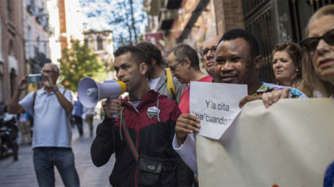 Migrantes protestan contra el colapso del sistema de citas ante la Oficina de Extranjería de Madrid. / JAIRO VARGAS Migrantes protestan contra el colapso del sistema de citas ante la Oficina de Extranjería de Madrid. / JAIRO VARGAS