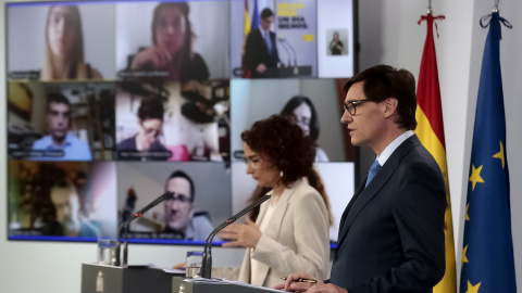 El ministro de Sanidad, Salvador Illa, y la portavoz del Gobierno y ministra de Hacienda, María Jesús Montero, durante una rueda de prensa tras la videoconferencia en La Moncloa con los presidentes de comunidades y ciudades autónomas en relación a la El ministro de Sanidad, Salvador Illa, y la portavoz del Gobierno y ministra de Hacienda, María Jesús Montero, durante una rueda de prensa tras la videoconferencia en La Moncloa con los presidentes de comunidades y ciudades autónomas en relación a la
