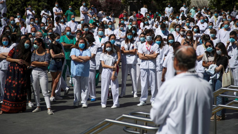 Decenas de sanitarios del Hospital Universitario de La Paz de Madrid despiden con un acto este martes, a los residentes de cuarto año de este centro hospitalario de la capital española, en el entorno del covid 19. EFE/David Fernández Decenas de sanitarios del Hospital Universitario de La Paz de Madrid despiden con un acto este martes, a los residentes de cuarto año de este centro hospitalario de la capital española, en el entorno del covid 19. EFE/David Fernández