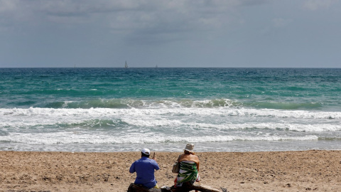 Una pareja en la playa de El Saler. EFE Una pareja en la playa de El Saler. EFE