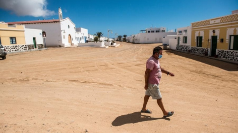 Un hombre con mascarilla pasea por La Graciosa, en una imagen de archivo. / EFE Un hombre con mascarilla pasea por La Graciosa, en una imagen de archivo. / EFE