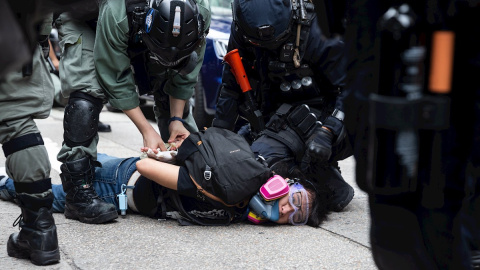 La policía detiene a un manifestante durante una manifestación contra la implementación de la ley de seguridad nacional en Hong Kong. EFE / JEROME FAVRE La policía detiene a un manifestante durante una manifestación contra la implementación de la ley de seguridad nacional en Hong Kong. EFE / JEROME FAVRE