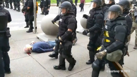 Un hombre de 75 años grave tras una agresión policial durante una manifestación en Nueva York por George Floyd. / REUTERS Un hombre de 75 años grave tras una agresión policial durante una manifestación en Nueva York por George Floyd. / REUTERS