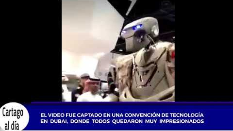 EMIR DE BARÉIN PASEA CON SU IMPRESIONANTE ROBOT GUARDAESPALDAS DE MÁS DE 2 METROS DE ALTURA