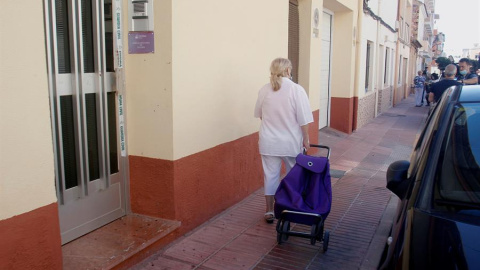 Vivienda situada en el numero 26 de la calle Reyes Católicos de San Vicente del Raspeig, donde un hombre de 30 años ha matado presuntamente a su madre y ha herido de gravedad a su padre con un arma blanca, Vivienda situada en el numero 26 de la calle Reyes Católicos de San Vicente del Raspeig, donde un hombre de 30 años ha matado presuntamente a su madre y ha herido de gravedad a su padre con un arma blanca,
