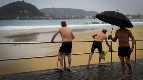 Varios hombres se bañan este martes en la playa de Ondarreta de San Sebastián a pesar del frío y la lluvia. EFE Varios hombres se bañan este martes en la playa de Ondarreta de San Sebastián a pesar del frío y la lluvia. EFE