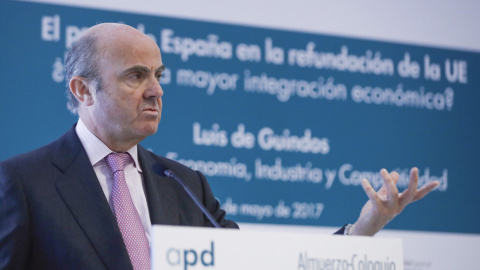 El ministro de Economía, Luis De Guindos, durante su intervención en un almuerzo-coloquio organizado por la Asociación para el Progreso de la Dirección. EFE/Emilio Naranjo El ministro de Economía, Luis De Guindos, durante su intervención en un almuerzo-coloquio organizado por la Asociación para el Progreso de la Dirección. EFE/Emilio Naranjo