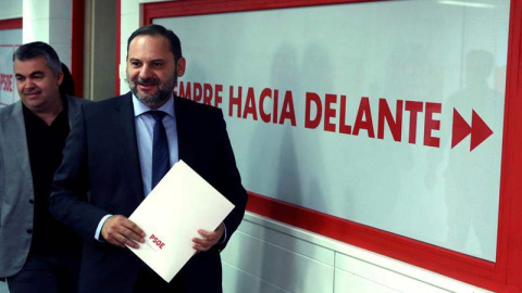 El ministro de fomento en Funciones y secretario de área de Organización del PSOE, José Luis Ábalos, en una comparecencia en la sede del PSOE. (KIKO HUESCA | EFE) El ministro de fomento en Funciones y secretario de área de Organización del PSOE, José Luis Ábalos, en una comparecencia en la sede del PSOE. (KIKO HUESCA | EFE)