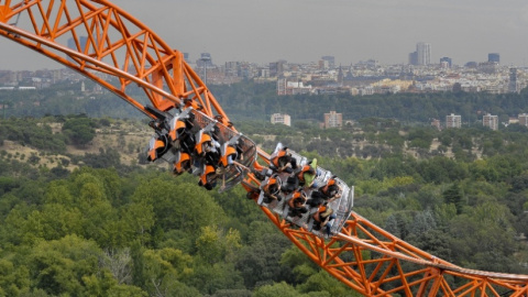 La montaña rusa del Parque de Atracciones de Madrid, gestionado por Parques Reunidos, con la ciudad al fondo. La montaña rusa del Parque de Atracciones de Madrid, gestionado por Parques Reunidos, con la ciudad al fondo.