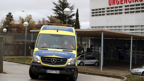 Una ambulancia abandona el Hospital Santa Bárbara de Soria./ Wilfredo García Una ambulancia abandona el Hospital Santa Bárbara de Soria./ Wilfredo García