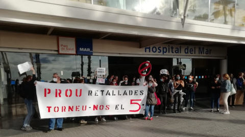 Professionals sanitaris protestant davant de l'Hospital del Mar. CGT Sanitat. Professionals sanitaris protestant davant de l'Hospital del Mar. CGT Sanitat.