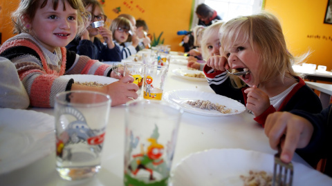 Varios niños se alimentan en el comedor de la escuela. CHARLY TRIBALLEAU / AFP Varios niños se alimentan en el comedor de la escuela. CHARLY TRIBALLEAU / AFP