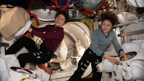 Las astronautas de la NASA Christina Koch y Jessica Meir trabajan en sus trajes espaciales de EEUU. / NASA