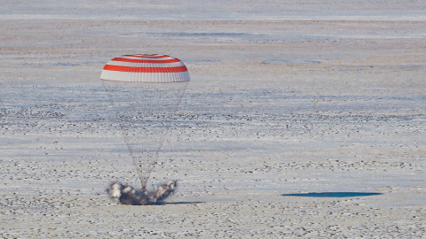 La cápsula espacial Soyuz MS-13 que transporta a los miembros de la tripulación de la Estación Espacial Internacional (ISS) Christina Koch, Luca Parmitano y Alexander Skvortsov. Sergei Ilnitsky / REUTERS