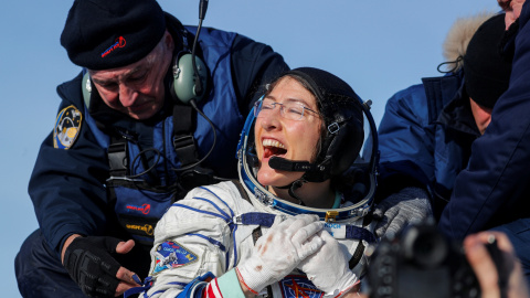 06/02/2020 -La astronauta Christina Koch reacciona poco después del aterrizaje de la cápsula espacial rusa Soyuz MS-13 en un área remota al sureste de Zhezkazgan, Kazajstán. Sergei Ilnitsky / REUTERS 06/02/2020 -La astronauta Christina Koch reacciona poco después del aterrizaje de la cápsula espacial rusa Soyuz MS-13 en un área remota al sureste de Zhezkazgan, Kazajstán. Sergei Ilnitsky / REUTERS
