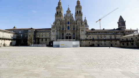 La plaza del Obradoiro vacía este mediodía en Santiago de Compostela, donde los peatones prácticamente han desaparecido debido al coronavirus. EFE/Lavandeira jr