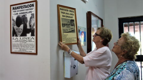 Las responsables de la coordinadora antidroga Despierta muestran cuadros de las primeras manifestaciones de la organización. / ALFONSO TORRES Las responsables de la coordinadora antidroga Despierta muestran cuadros de las primeras manifestaciones de la organización. / ALFONSO TORRES