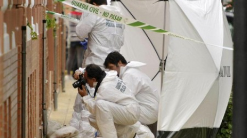 Agentes de la Guardia Civil recogen pruebas de un crimen machista. Agentes de la Guardia Civil recogen pruebas de un crimen machista.