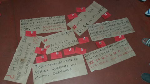 Carteles contra la discriminación hechos en el CETI de Ceuta. / PÚBLICO Carteles contra la discriminación hechos en el CETI de Ceuta. / PÚBLICO